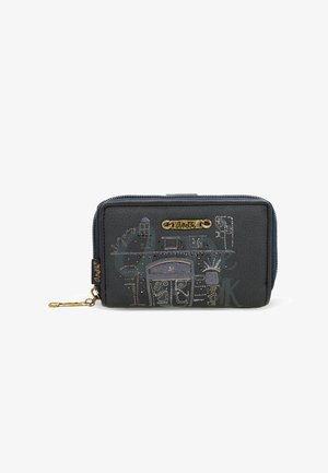 Portafoglio nero testurizzato con chiusura a zip, dotato di motivi decorativi multicolori e un'etichetta logo in tono oro.