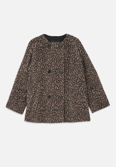Plašč z leopardjim vzorcem z dvojnim zapenjanjem, črnimi gumbi in zaobljenim ovratnikom. Narejen iz teksturirane tkanine s dolgimi rokavi.