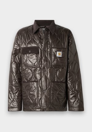 Braune gesteppte Jacke aus glänzendem Material, mit Cordkragen, Brusttasche und zwei Fronttaschen. Enthält Druckknöpfe und ein Logo-Patch.