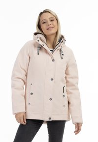 Jachetă waterproof roz deschis cu gluga, prezentând fermoare argintii, butoane cu știft și interior în dungi. Două buzunare frontale și detalii cu șnur.