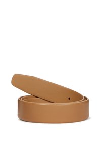 Brun lærbelte, glatt tekstur, flat design, avsmalnende ende. Har flere hull for justering, pakket i en sirkelform.