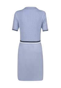 Strickkleid in Hellblau mit einem Zopfmuster, kurzen Ärmeln und einem gerippten Kragen. Die Taille hat ein kontrastierendes gestreiftes Band.