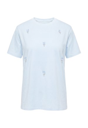Lys blå T-shirt med korte ærmer, små broderede blå sommerfugle og perler spredt på forsiden.