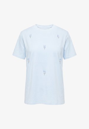 Lys blå T-shirt med korte ærmer, små broderede blå sommerfugle og perler spredt på forsiden.
