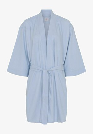Lichtblauwe gestreepte badjas met een sjaalkraag, brede mouwen en een bijpassende tailleband. Zacht stof met een gladde textuur.