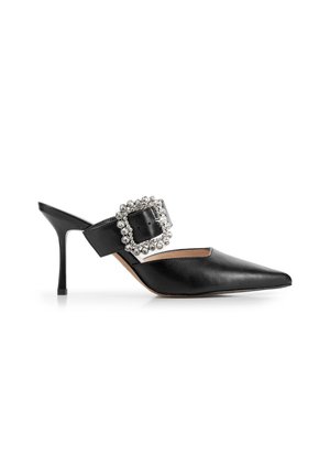 Mule in pelle nera con punta affusolata, caratterizzata da una larga fascia decorata con una fibbia quadrata di strass e un sottile tacco a stiletto.