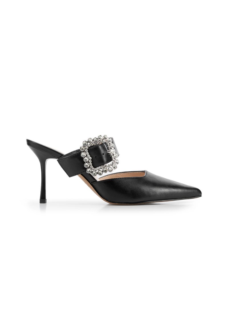Mule in pelle nera con punta affusolata, caratterizzata da una larga fascia decorata con una fibbia quadrata di strass e un sottile tacco a stiletto.