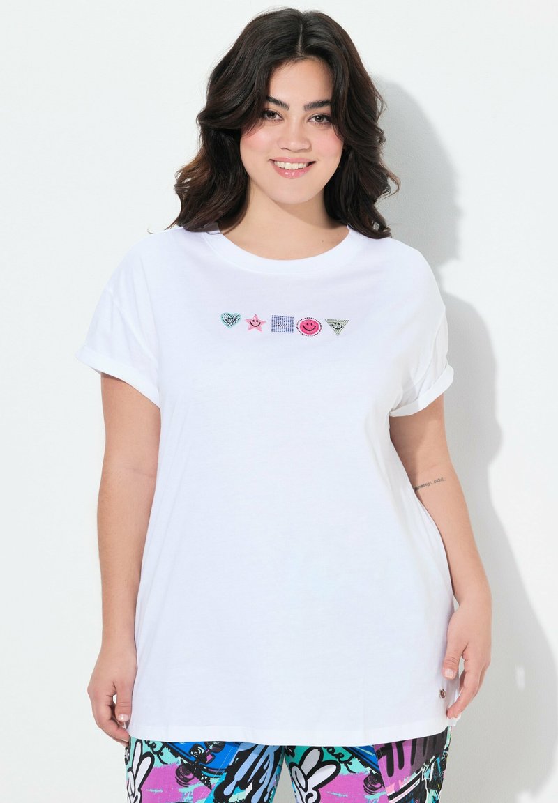 T-shirt en coton blanc avec des manches roulées et cinq symboles colorés brodés : cœur, étoile, carré, smiley et triangle.