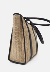 Tkaná slámová taška s černými koženými detaily, obdélníkového tvaru, se dvěma nastavitelnými držadly a strukturovaným povrchem.