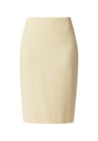 Knälång blyertskjol i ljusgul färg, tillverkad av slätt tyg. Har en figurnära silhuett och en diskret metall-logotyp på sidan.