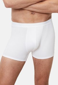 Weiße Baumwoll-Boxershorts mit einem strukturierten Rippenmuster, ausgestattet mit einem glatten Bündchen und einer figurschmeichelnden Passform.