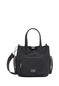 Czarna nylonowa torebka z dwoma górnymi uchwytami, odpinanym paskiem na ramię, przednią kieszenią na zamek oraz srebrnym wykończeniem. Logo marki na kieszeni.