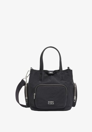 Mustast nailonist käekott kahe ülaosa sangaga, eemaldatava õlakinnitusega, esiküljel lukuga tasku ja hõbedatooniliste detailidega. Taskul brändi logo.