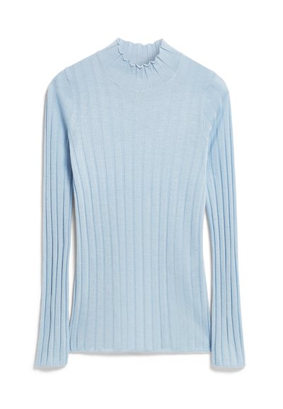 Maglione a collo alto chiaro blu, a coste, con un colletto arricciato e maniche lunghe. Realizzato in morbido tessuto lavorato a maglia, presenta righe verticali.