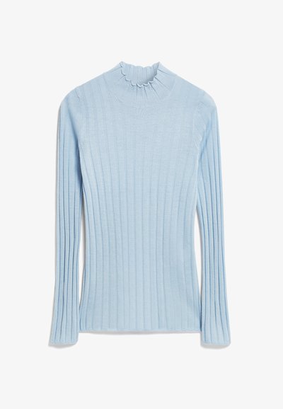 Maglione a collo alto chiaro blu, a coste, con un colletto arricciato e maniche lunghe. Realizzato in morbido tessuto lavorato a maglia, presenta righe verticali.