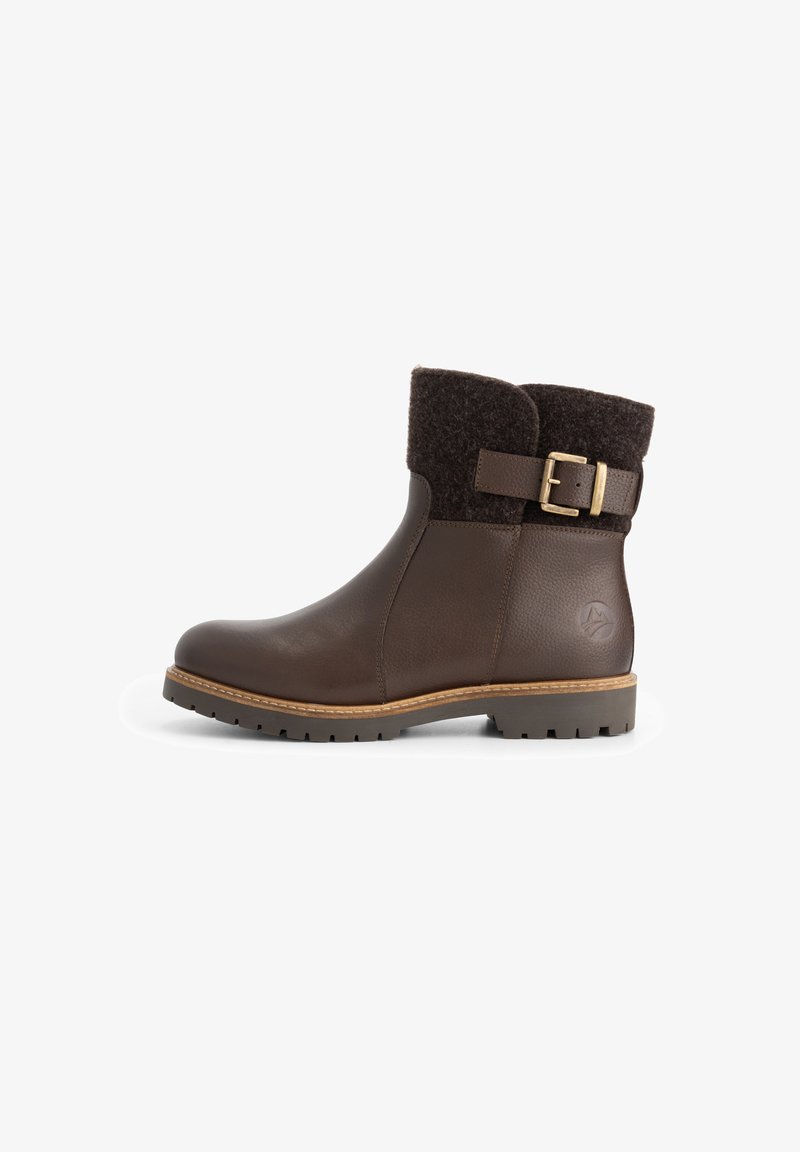 Bruine leren enkelboot met een vilten manchet, metalen gespsluiting, gestructureerde zool en contrasterende afwerking. Subtiel logo aan de zijkant.