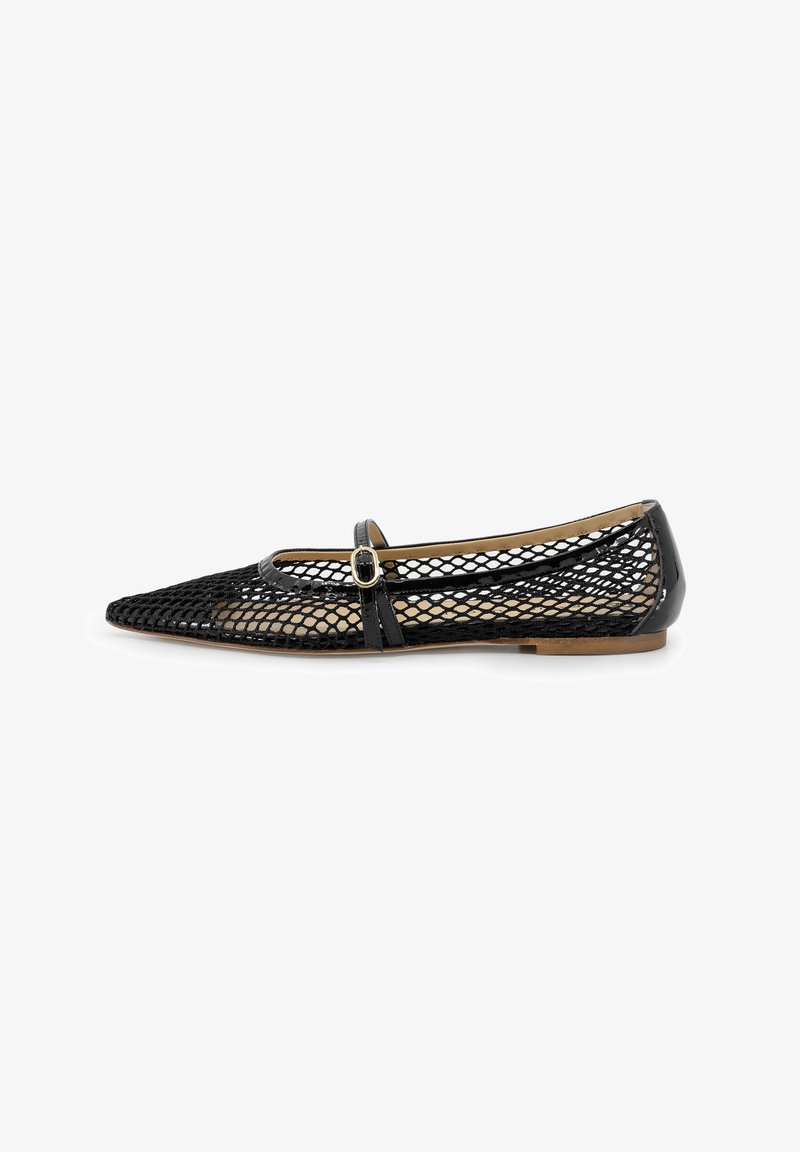 Ballerine in rete nera con punta appuntita, una cintura decorativa con fibbia e tacco in pelle. Parte superiore testurizzata con una leggera lucentezza.