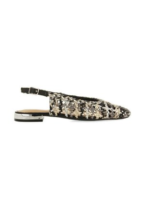 Scarpa slingback intrecciata nera e beige con punta affilata, dettaglio metallico sul tacco basso e motivo floreale sulla parte superiore.