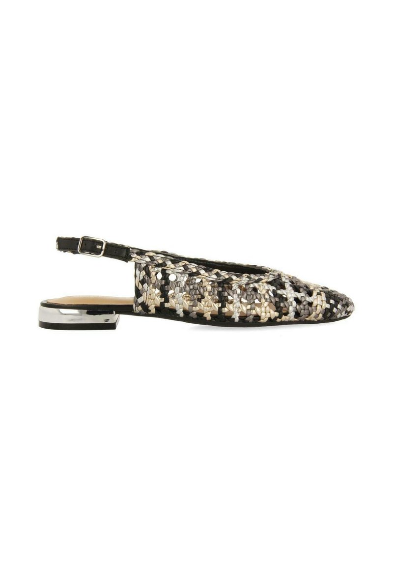 Zapato slingback tejido en negro y beige con puntera puntiaguda, acento metálico en el tacón bajo y patrón floral en la parte superior.