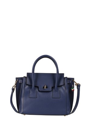 Sac à main en cuir bleu marine avec deux poignées supérieures, un rabat avant avec fermoir, une bandoulière amovible et un petit porte-clés drapeau italien sur le côté.