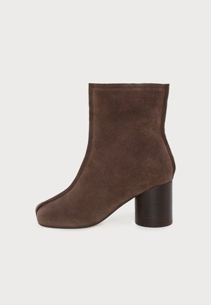 MM6 Maison Margiela ANKLE BOOT - Kiilakorkonilkkurit - dark brown
