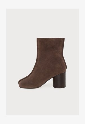 MM6 Maison Margiela, ANKLE BOOT - Členkové čižmy s klinovým opätkom - dark brown