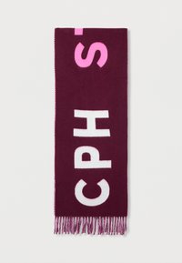 Bordó sál, amely merész fehér és rózsaszín betűkkel a "CPH" feliratot formázza. Puha tapintású, rojtos végekkel, téglalap alakú és sima felületű.
