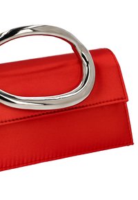 Rode satijnen clutch met een glad oppervlak, voorzien van een groot metalen rond handvat en een ontwerp met een gevouwen klep.