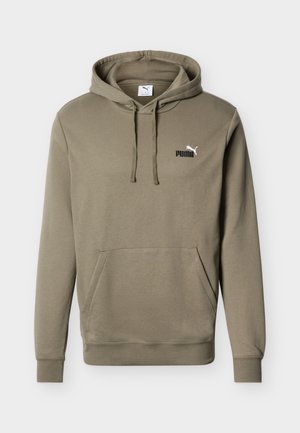 Olijfgroene hoodie met voorzak, verstelbare trekkoordkap en klein zwart-wit Puma-logo op de linkerborst.