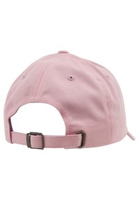 Roze katoenen baseballcap met een gebogen klep, een verstelbare band met metalen hardware en gestikte details op de achterkant.