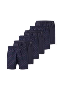 Mørkeblå boxershorts med elastisk talje, der har et mønster af små røde former på nogle par. Glat stoftekstur, i alt seks stykker.