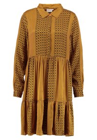 Senfgelbes Kleid mit Kragen, langen Ärmeln, einer Mischung aus vertikalen Streifen und Blumenmustern sowie einem gestuften Rock.