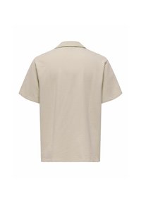 Chemise beige à manches courtes texturée avec une coupe décontractée et un col classique, vue de dos sur un fond blanc.