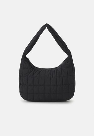 Borsa a tracolla nera trapuntata con forma curva, dotata di manico ampio e chiusura con zip. L'esterno presenta un motivo a griglia testurizzato.