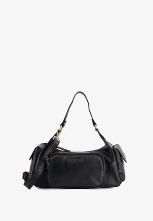 Černá kožená kabelka na rameno se zlatými detaily, přední zipová kapsa s nápisem "Venezia" a další boční kapsy, izolována na bílém pozadí.