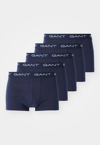 Fünf marineblaue Herren-Boxershorts mit schwarzen elastischen Bündchen, jeweils mit dem weißen "GANT"-Logo gleichmäßig verteilt.