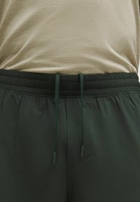 PACE BREAKER LINERLESS 18CM - Korte sportsbukser - rainforest green