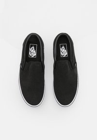 Czarne płócienne buty wsuwane z żebrowaną fakturą, biała gumowa podeszwa i logo na wkładce. Minimalistyczny design bez sznurowadeł.