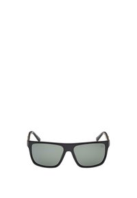 Lunettes de soleil rectangulaires noires avec des verres vert foncé, des accents en métal sur les branches, et une finition mate. Design sportif classique.