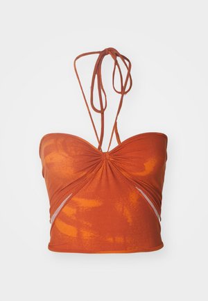 Πορτοκαλί τοπ χωρίς μανίκια με συγκεντρωμένο κέντρο, διακριτό σχέδιο και λεπτά, ρυθμιζόμενα λουράκια στους ώμους. Φτιαγμένο από μαλακό, ελαστικό ύφασμα.