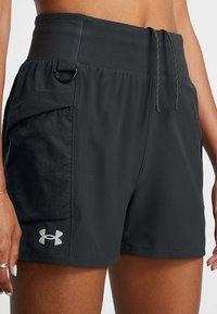 Pantalones cortos deportivos negros hechos de un tejido ligero y transpirable, con una cinturilla texturizada, cordón ajustable y detalle de bolsillo lateral.
