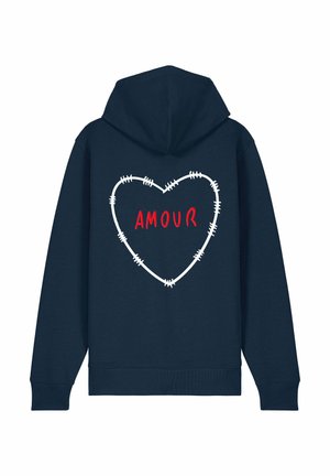 Felpa navy con tasca a marsupio, caratterizzata da un design a cuore cucito bianco e la parola "AMOUR" in rosso al centro. Texture del tessuto morbida.