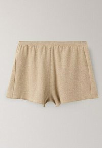 Shorts en tissu doux beige avec taille élastique, design simple et coupe décontractée, présentés sur un fond clair uni.