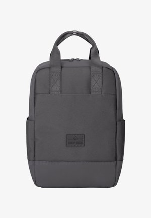 Szürke hátizsák, felső fogantyúkkal és oldalzsebekkel. Tartós anyagból készült, téglalap alakú, a frontján lóghatós logóval.