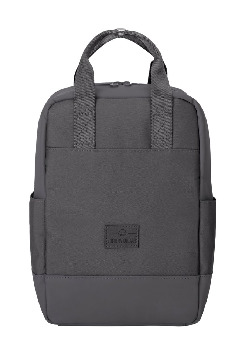 Mochila gris con asas en la parte superior y bolsillos laterales. Fabricada con un tejido duradero, presenta una forma rectangular y un parche de logo en la parte frontal.