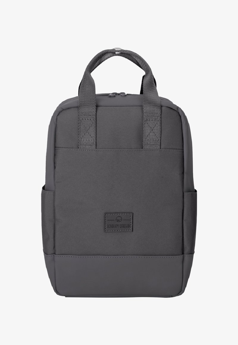 Szürke hátizsák, felső fogantyúkkal és oldalzsebekkel. Tartós anyagból készült, téglalap alakú, a frontján lóghatós logóval.