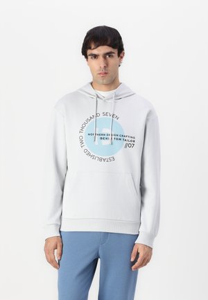 Haut à capuche gris clair avec cordons, poche kangourou à l'avant et impression graphique circulaire en texte bleu et noir sur la poitrine.