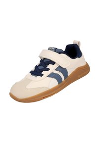 Zapatilla con velcro de parte superior de cuero beis, detalles en azul marino y suela de goma texturizada color caramelo. Presenta cordones azules y franjas laterales curvadas.