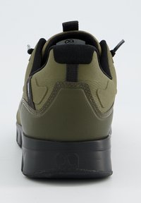 Olivově zelené tenisky s hladkým koženým svrškem, texturovanými černými detaily, polstrovaným límcem a černou gumovou podrážkou s logem.