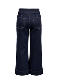 Blugi albastru închis cu croială largă și lungime până la glezne, cu două buzunare la spate și cusături vizibile pe un fundal alb.